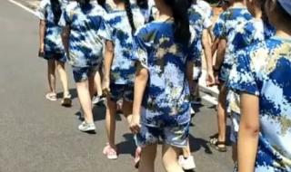 女大学生军训跳舞